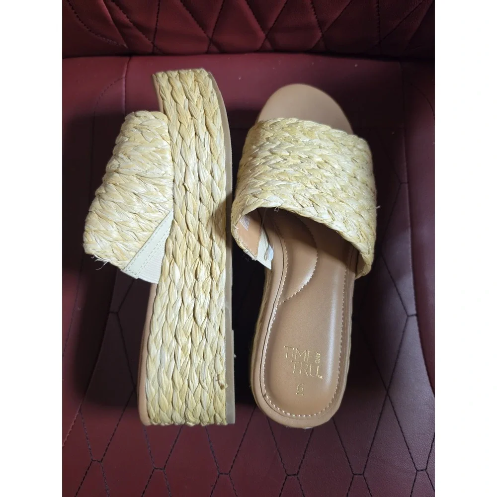 Time & Tru  Sandal  Size 6 U S